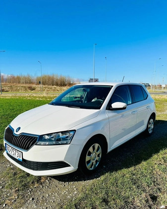 Skoda Fabia cena 34500 przebieg: 143000, rok produkcji 2018 z Dzierżoniów małe 56